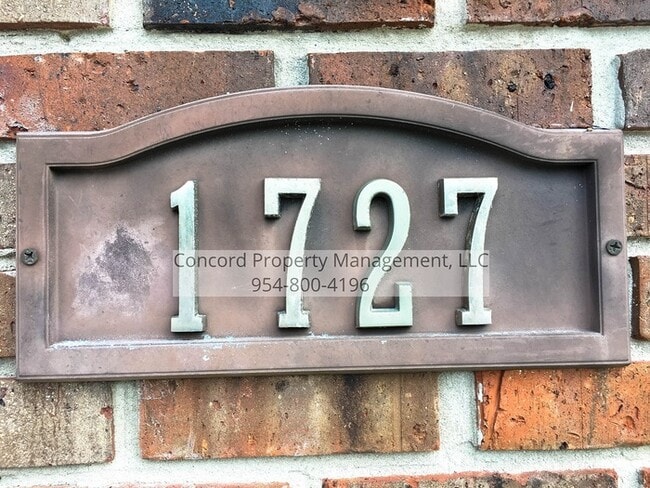 Building Photo - Ask About our Summer Special! Poolside 2 B...