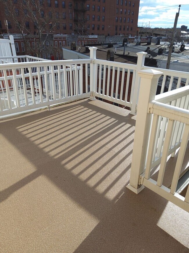 Building Photo - Ready to Move In 2 Bedroom near Ravens Stadium w/ Two Decks!