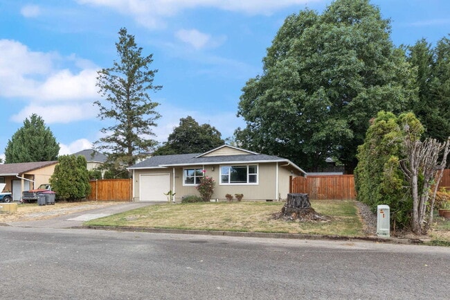Building Photo - Charming 3 bedroom home with large yard!
