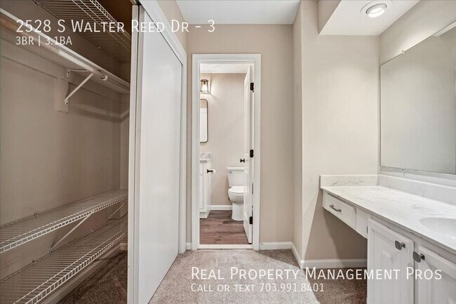 Building Photo - 2528 S Walter Reed Dr