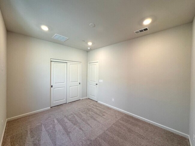 Building Photo - Brand New 4 Bedroom Home with Solar in Gat...