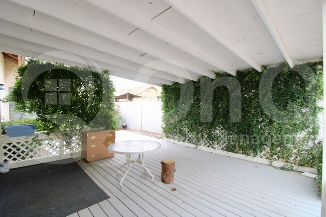 Building Photo - 1133 E San Pedro Ave