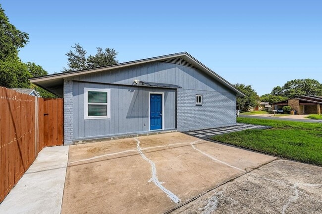 Building Photo - 10815 Lambert Cir