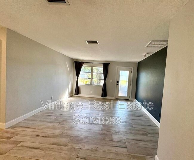 Building Photo - 1074 S Woodbrook Drive South