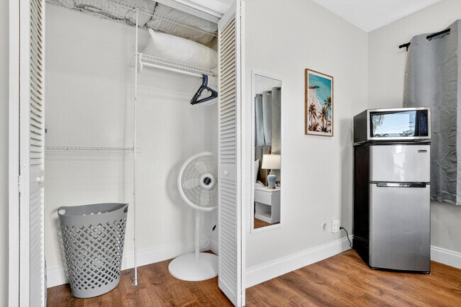 Building Photo - 1761 NE 55th St