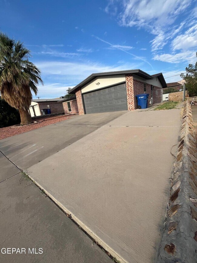 Building Photo - 932 Oneida Dr