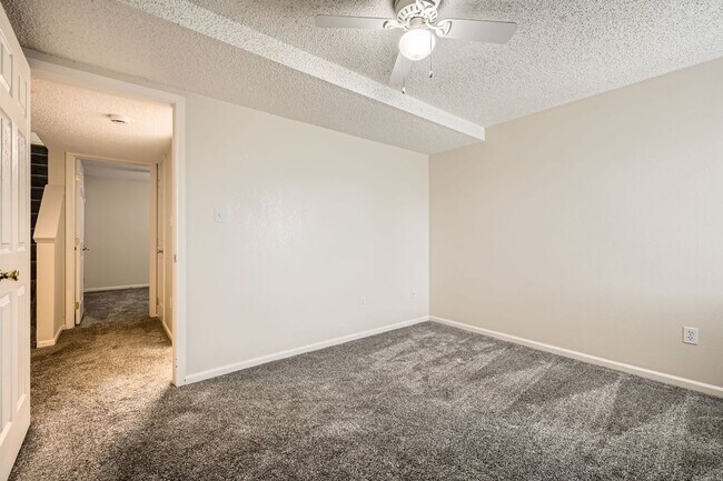 Building Photo - 2 Bedroom, 1 1/2 Half Bath, End Unit Townhome!