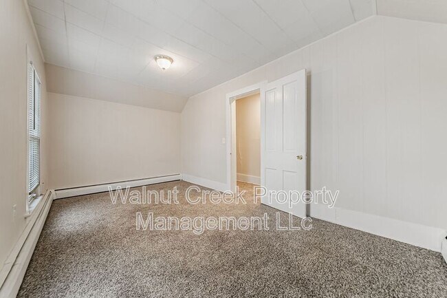 Building Photo - 870 S Main St