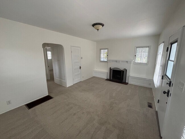 Building Photo - Charming One-Bedroom Retreat in Prime Santa Barbara Location