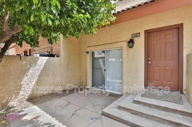 Building Photo - 2121 W Royal Palm Rd