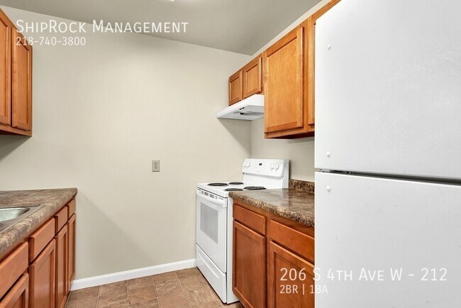 Building Photo - 206 S 4th Ave W