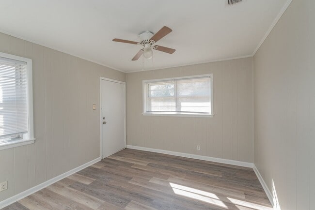 Building Photo - $1,300 - 3 bed/2 bath house for rent in Fl...