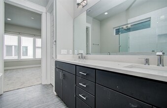 Building Photo - 2116 Naomi St