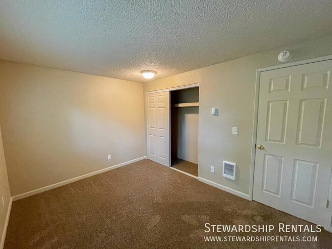 Building Photo - 2 bedroom apartment in Salem!