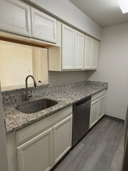 Building Photo - 2005 Ravens Crest Dr