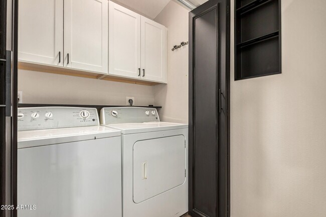 Building Photo - 421 E Wickieup Ln