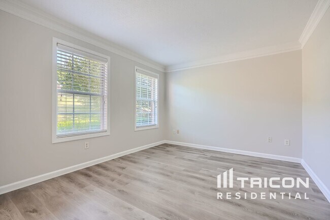 Building Photo - 713 Forestglen Dr