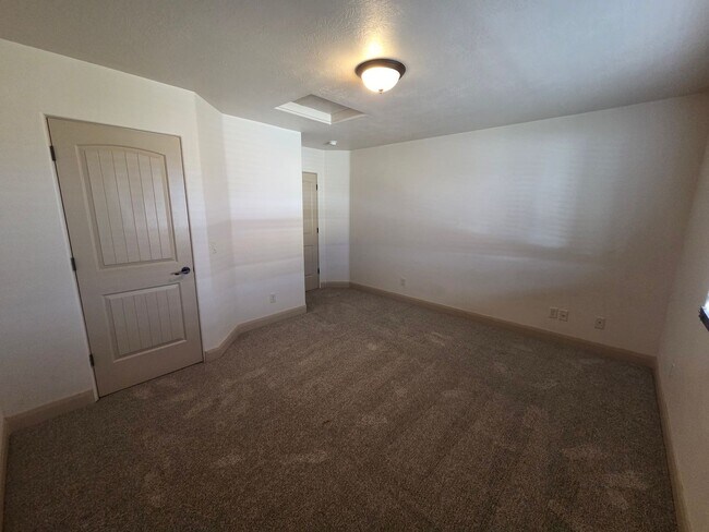 Building Photo - Shadow Ridge 3 Bedroom