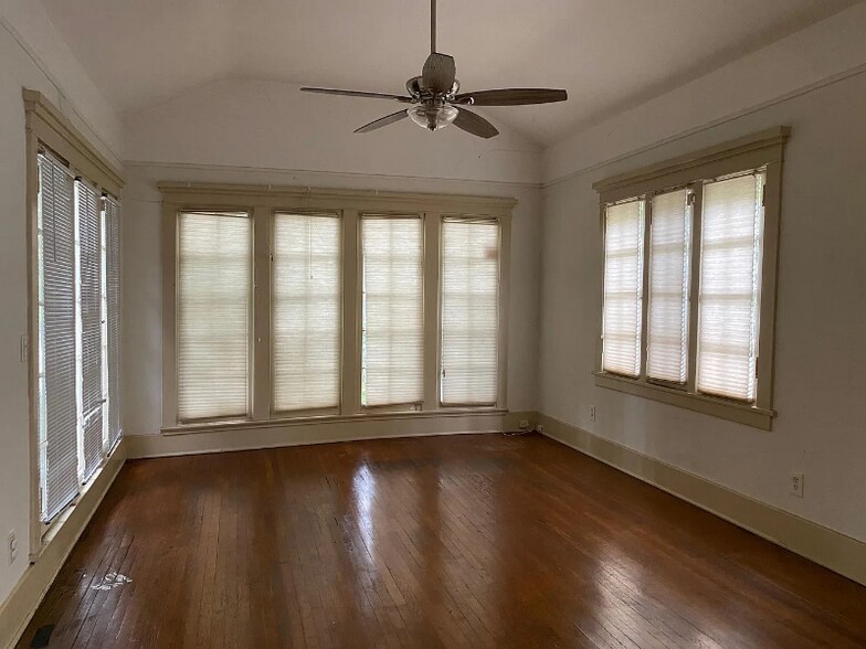 Building Photo - 2306 Beachwood Dr