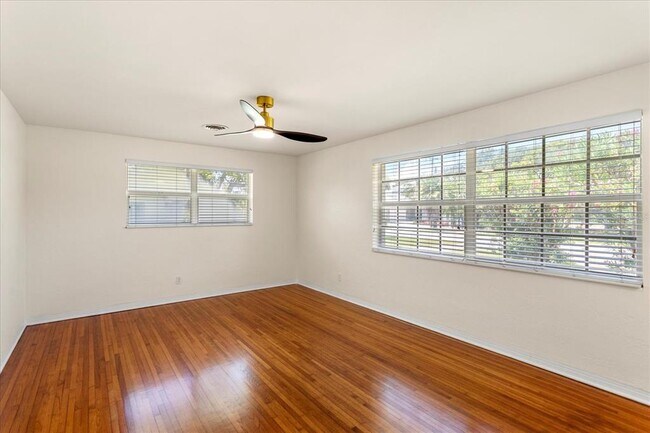 Building Photo - 105 John Anderson Dr