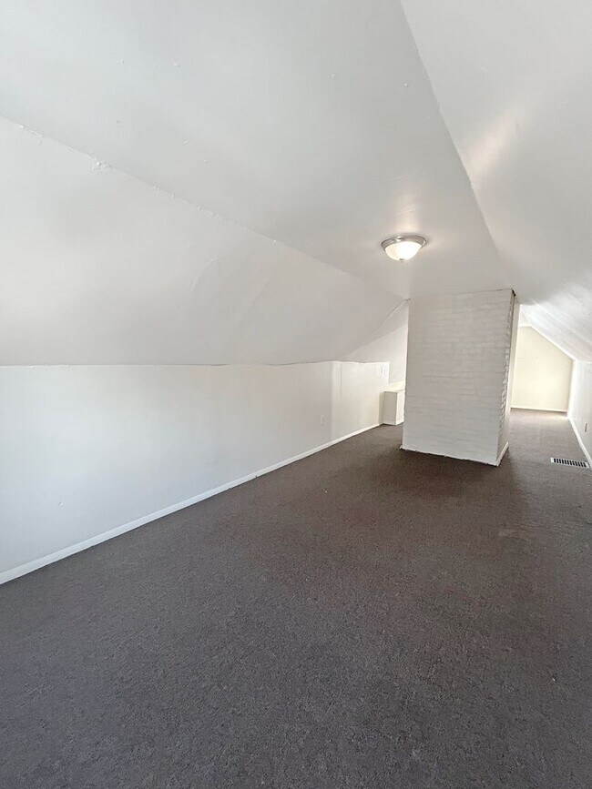 Building Photo - 36 Hickory St