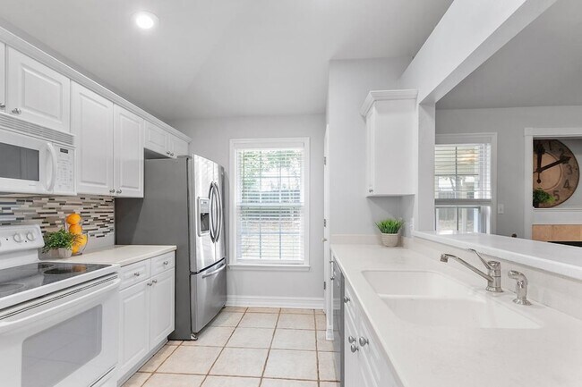 Building Photo - 2521 Heathrow Dr