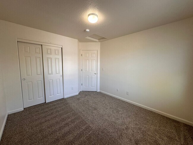 Building Photo - West Eugene 4 Bedroom Treasure