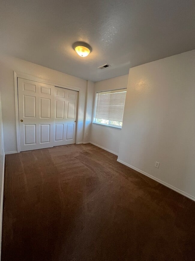 Building Photo - 2 Bedroom, 1.5 Bathroom - Upstairs/Downsta...