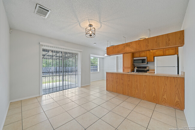Building Photo - 4851 Castle Arms Dr