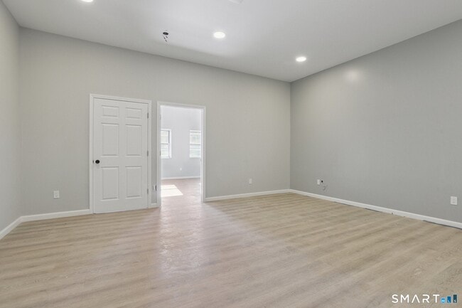 Building Photo - 215-219 Bank St