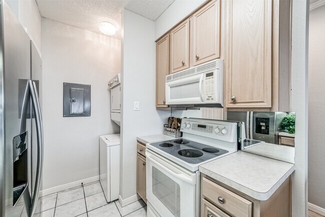 Building Photo - 351 Lakeside Ln