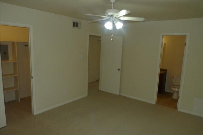 Building Photo - 16111 Aspenglenn Dr