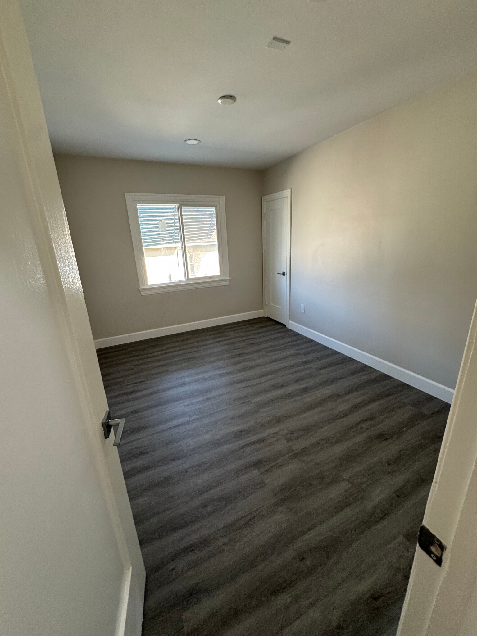 Building Photo - 1468 E Chevy Chase Dr