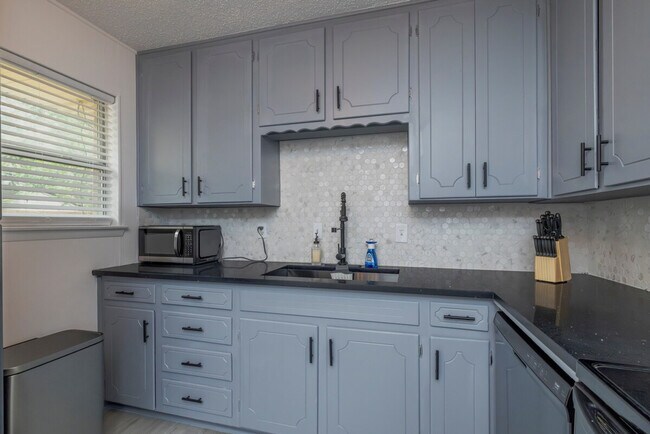 Building Photo - 420 Wilshire Dr