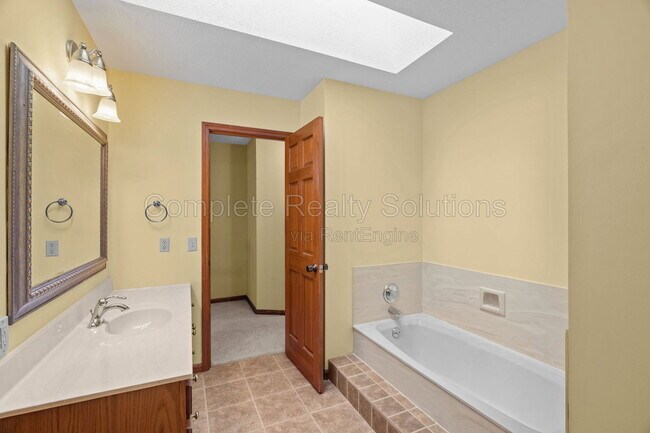 Building Photo - 254 Carmel Woods Dr