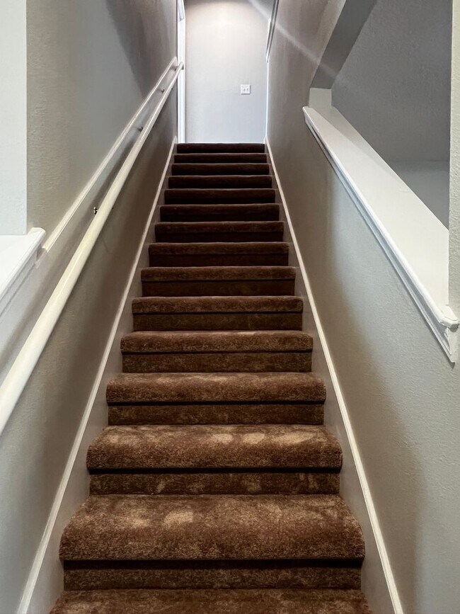 Building Photo - 5BR/3BA $2400 Monthly Rent AND One Month Free Rent!