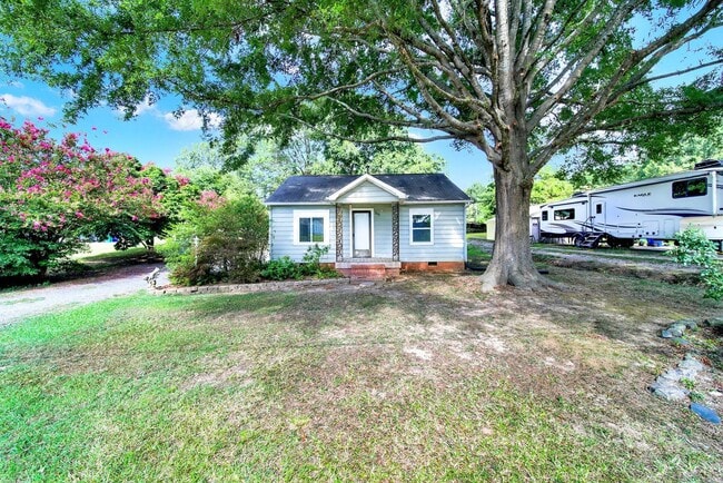 Building Photo - Wonderful Three Bed Two Bath Home in Stanf...