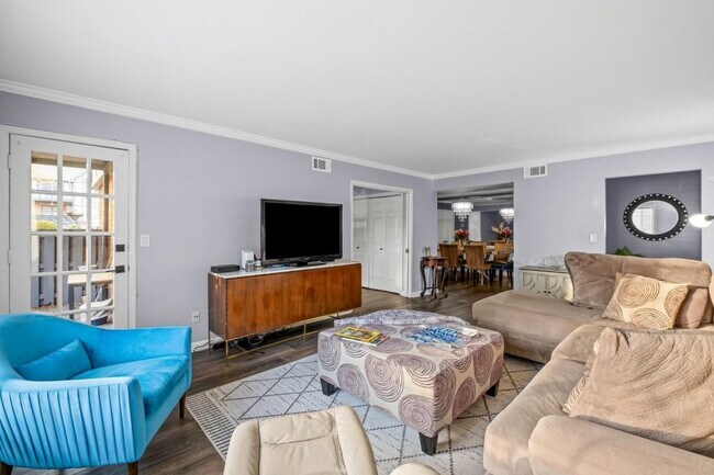 Building Photo - 6851 Roswell Rd