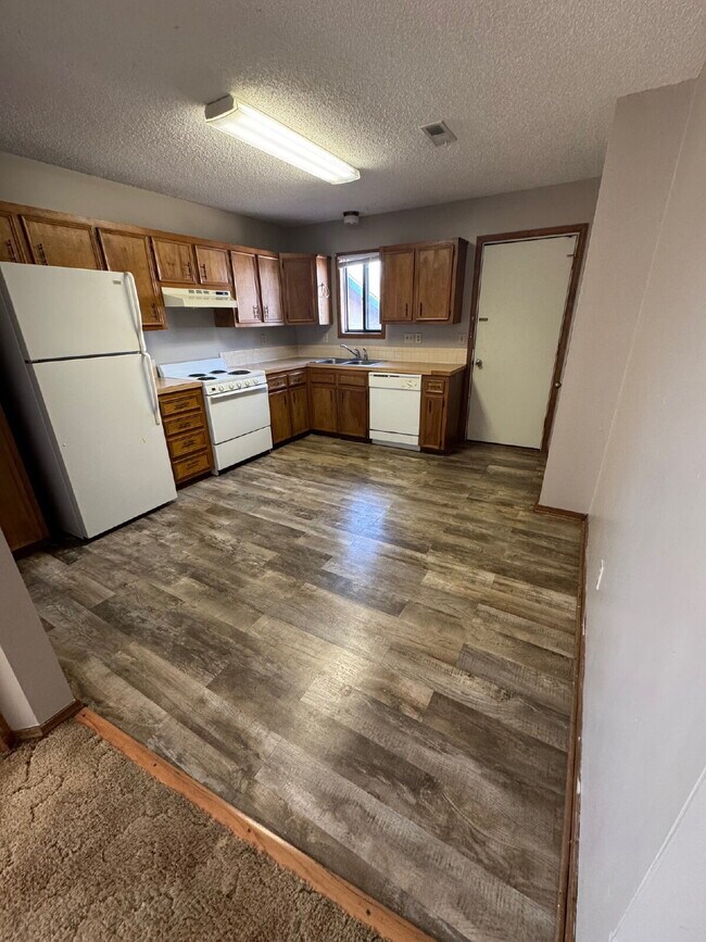 Building Photo - "Charming 2-Bed Duplex in Derby, KS – Your Cozy Retreat Awaits at 206 Osage!"