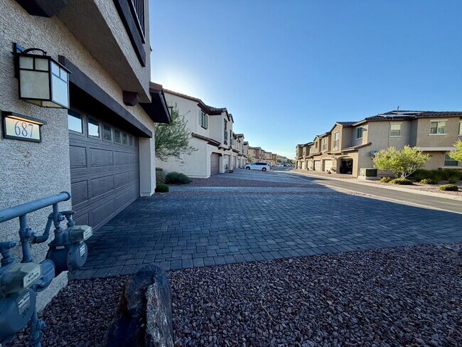 Building Photo - 3 BED 2.5 BATH 2 CAR GARAGE TOWNHOUSE IN CADENCE HENDERSON WITH LOFT
