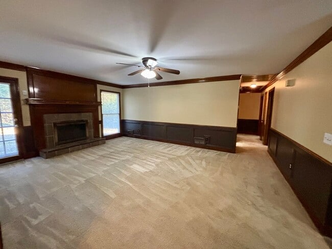 Building Photo - 2021 N Oak Dr