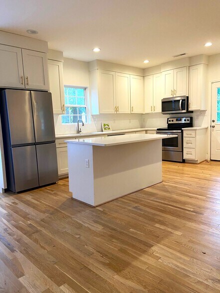 Building Photo - 529 10th Ave S