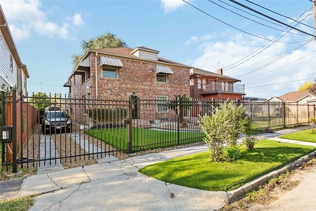 Building Photo - 2104 Winbern St