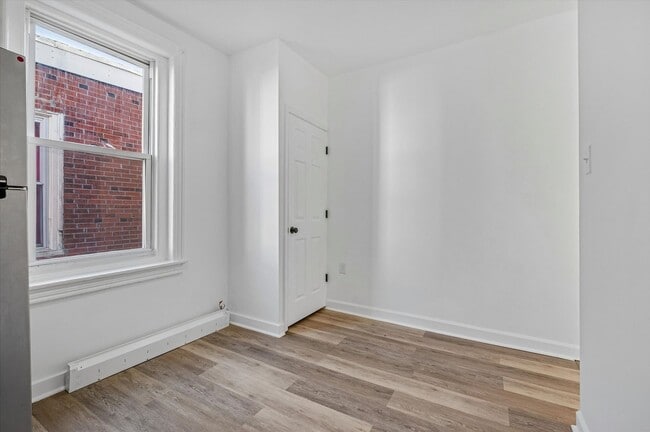 Building Photo - 402 N 59th St