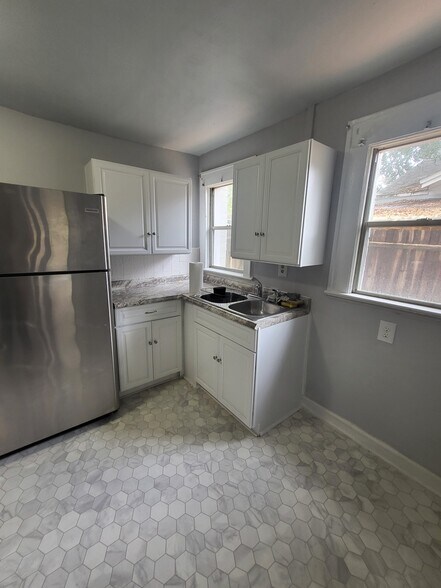 Building Photo - 1718 Pine Grove Ave