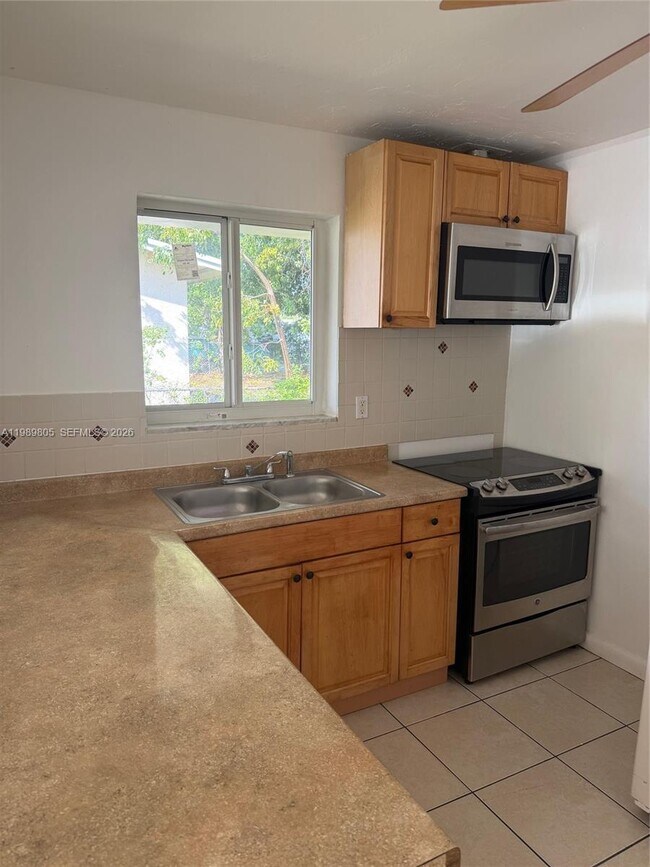 Building Photo - 608 NW 3rd Ave