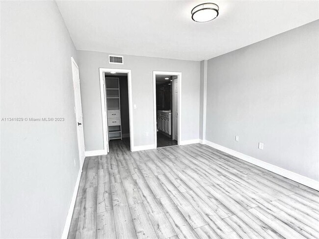Building Photo - 4174 Inverrary Dr