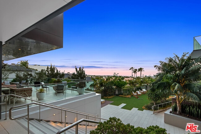 Building Photo - 8420 Sunset Blvd