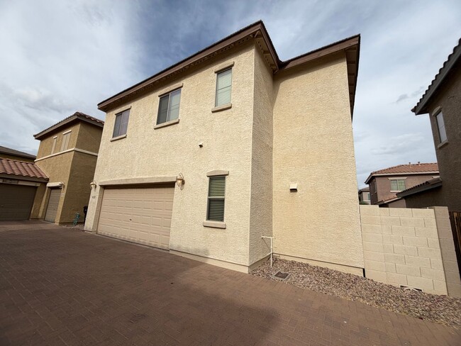 Building Photo - Community pool and a low maintenance yard