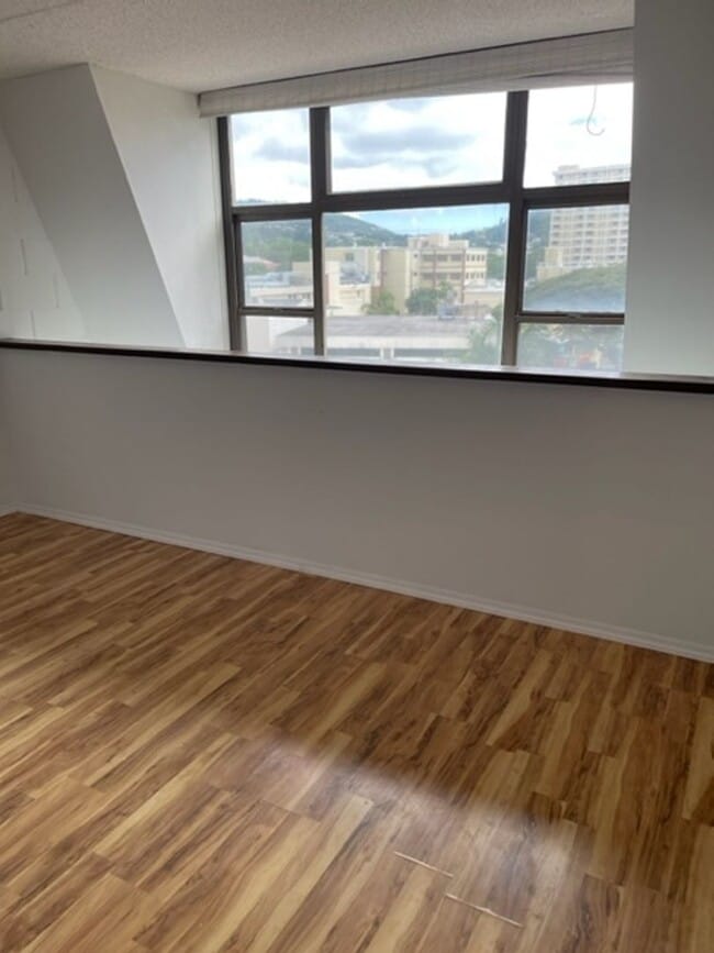 Building Photo - Move in Ready! Spacious 2/1 in town!